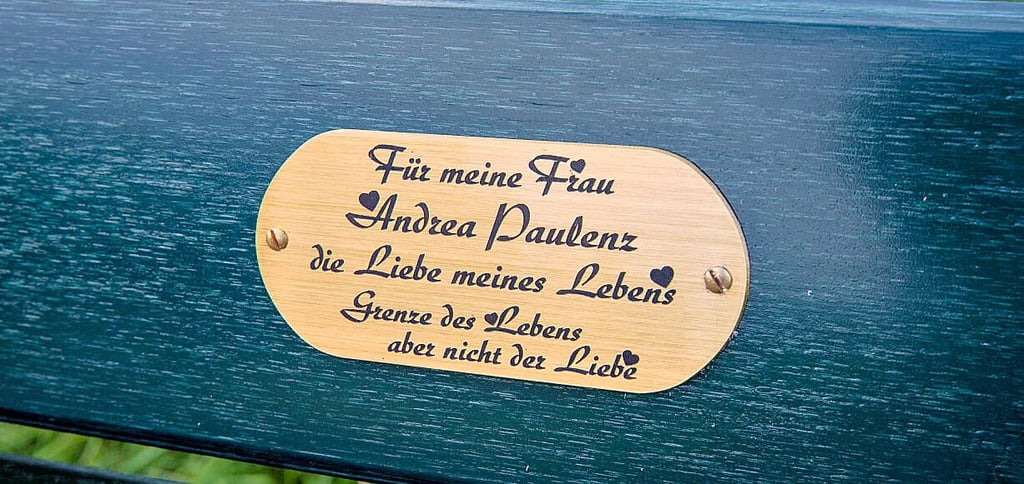 Plakette auf der Bank