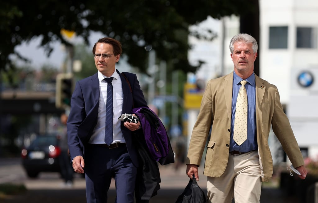 Ex-Zoodirektor Kai Perret (rechts) mit seinem Anwalt René Teichmann auf dem Weg zum Landgericht. Die Verhandlung von Perrets Klage gegen seinen Rauswurf endete im Juli 2021 ohne Ergebnis. Die Richterin legte beiden Seiten eine außergerichtliche Einigung nahe.