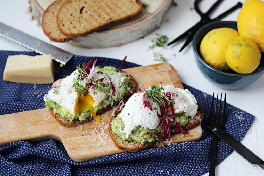 Die Grillstulle mit Avocadocreme und pochiertem Ei eignet sich wunderbar, um zwei Tage altes Brot lecker zu veredeln.