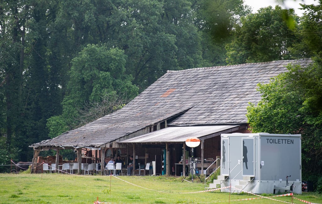 Rückansicht des Gebäudes, in dem der Fernsehsender RTL das "Sommerhaus der Stars" gedreht hat.