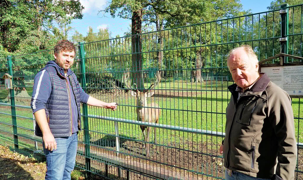 Ortsvorsteher Marco Radke und Tierarzt Markus Steffens finden, dass ihr Wildpark besonders streng konrolliert wird.