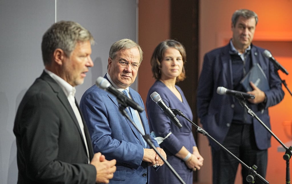 Robert Habeck, Armin Laschet, Annalena Baerbock und Markus Söder treten nach dem Sondierungsgespräch vor die Presse.
