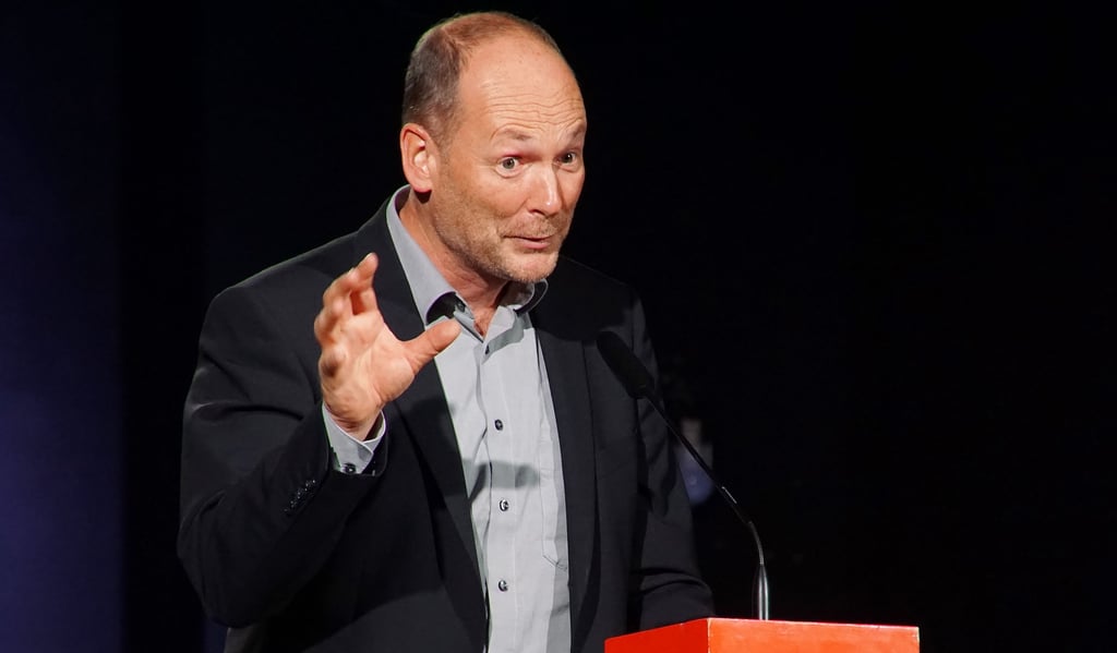 Prorektor Volker Wiedemer erklärt, wie wichtig der Kontakt zwischen den Studenten ist.