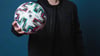 DJ Martin Garrix hält einen Ball und wirbt für seinen Song „We Are The People“ für die Fußball-Europameisterschaft Euro 2021.