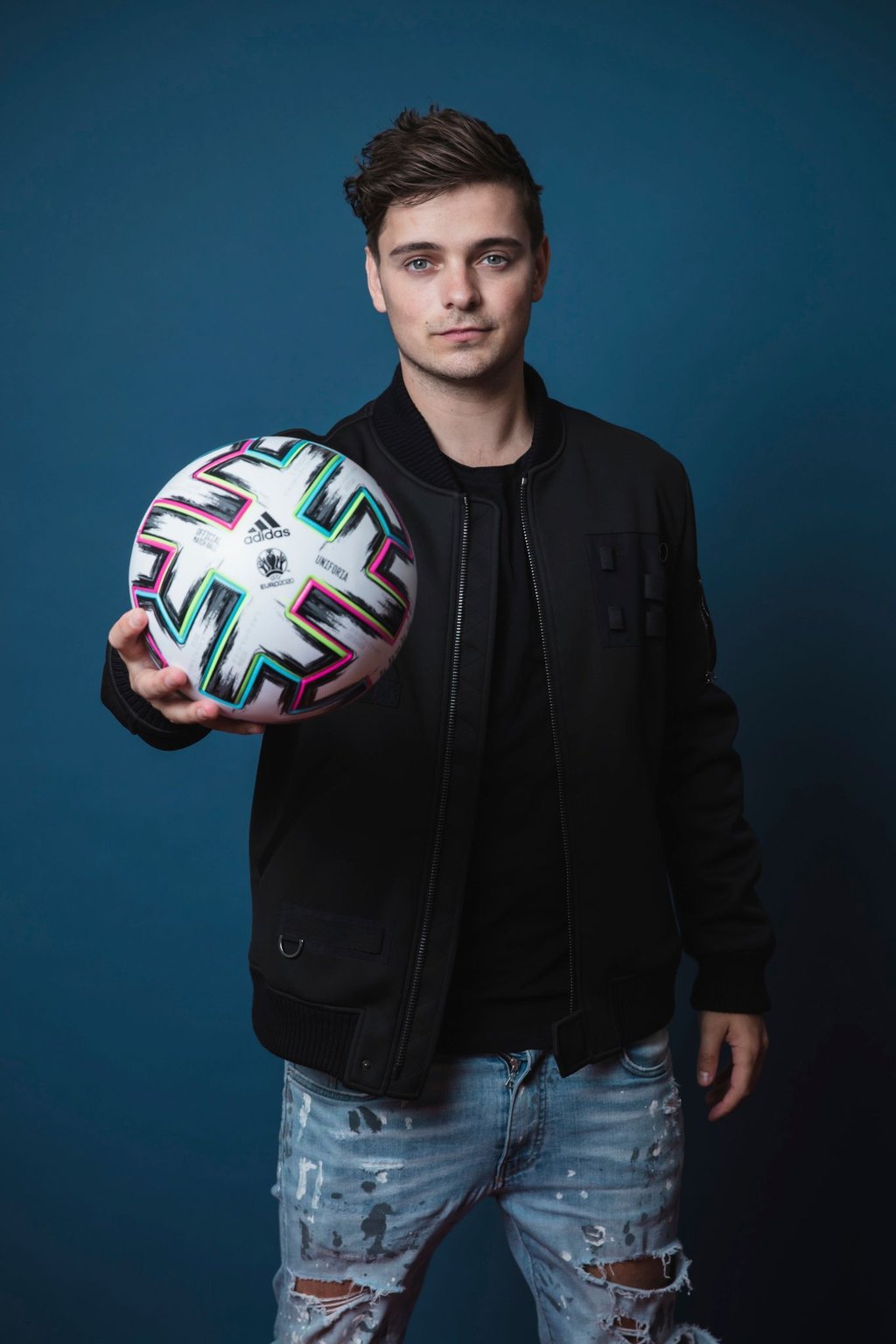 DJ Martin Garrix hält einen Ball und wirbt für seinen Song „We Are The People“ für die Fußball-Europameisterschaft Euro 2021.