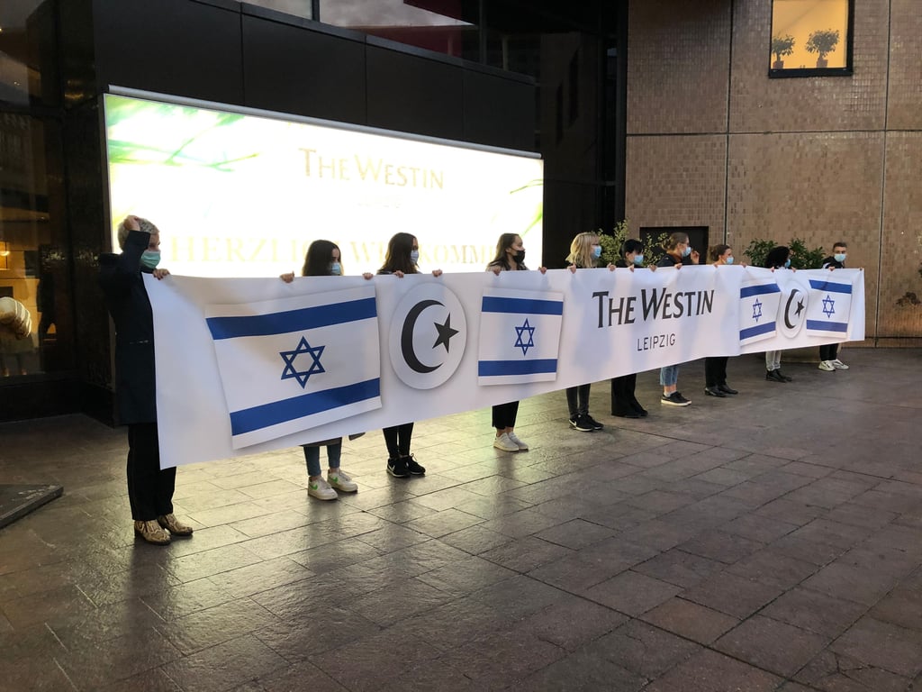 Hotelbeschäftigte mit dem umstrittenen Banner