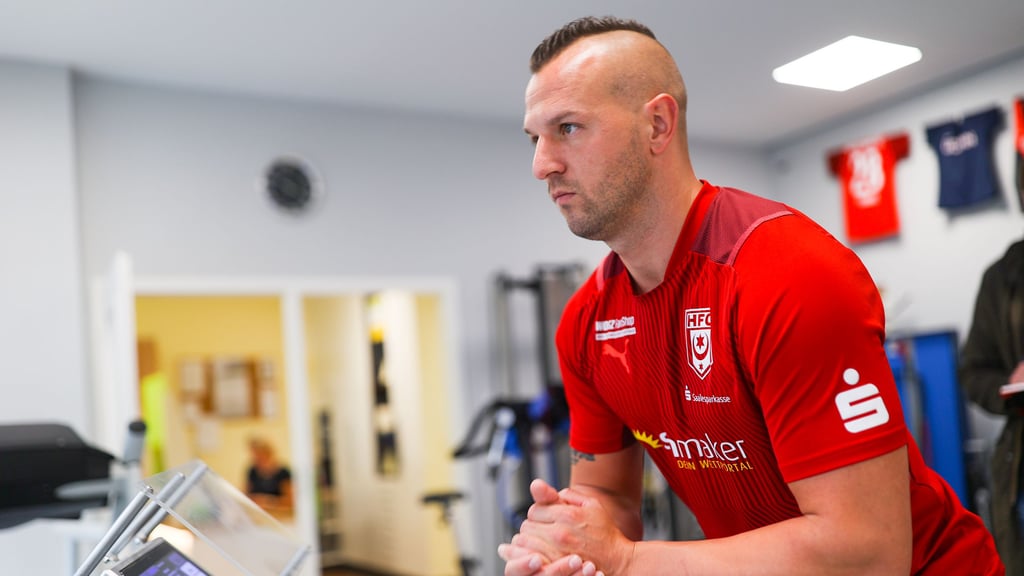 HFC-Idol Toni Lindenhahn trainiert fünf Tage in der Woche in der Sportklinik Halle für sein Comeback.