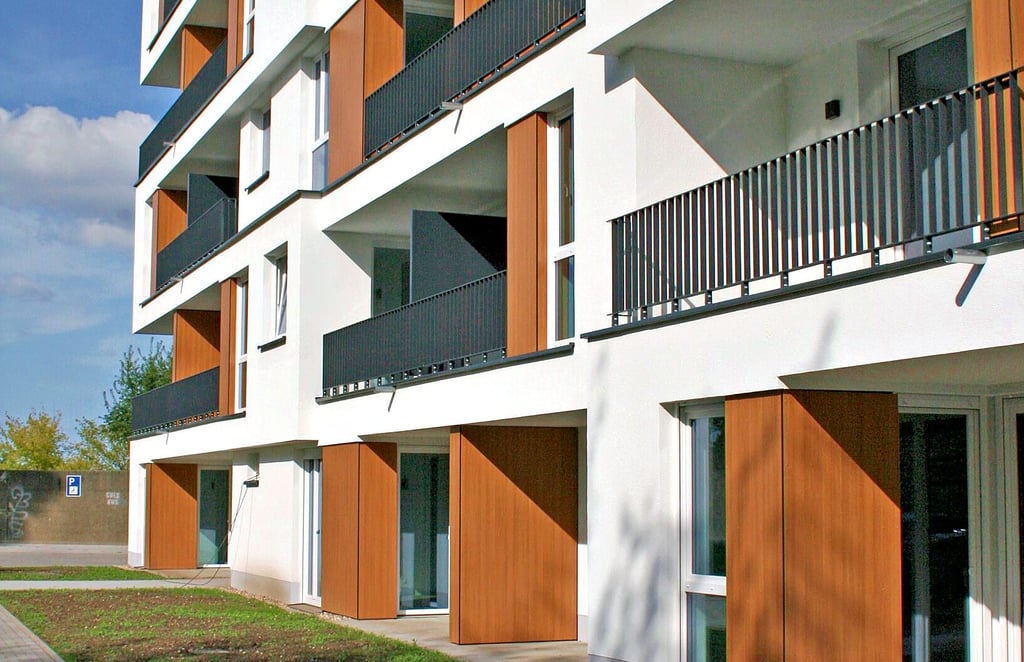 Blick auf die Fassade des Neubaus, der an der Bundschuhstraße entstanden ist.
