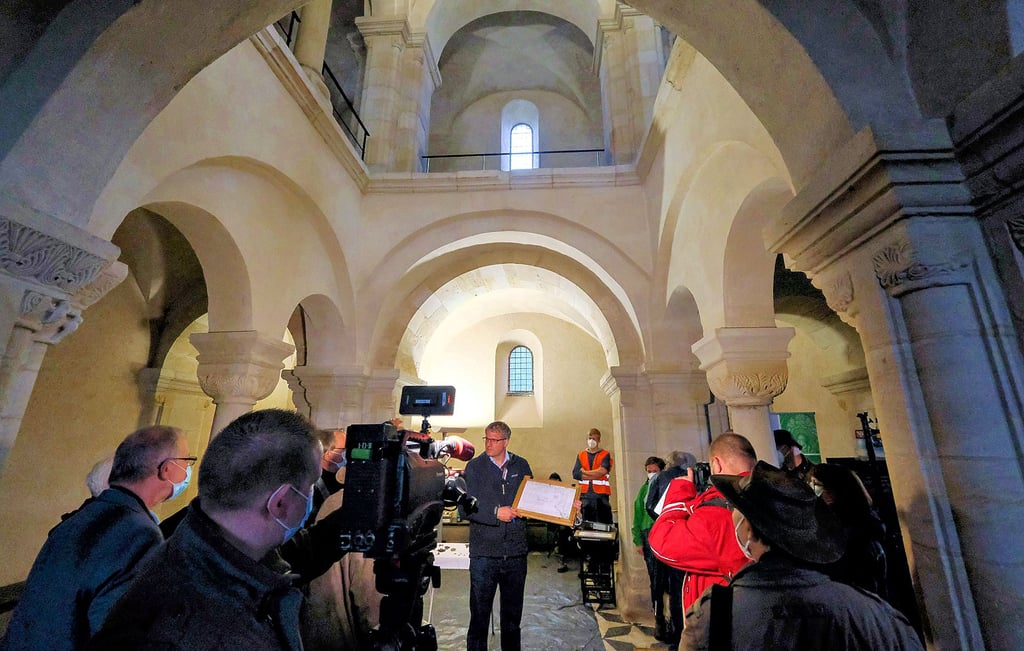 Donat Wehner erklärt die Ausgrabungsergebnisse.