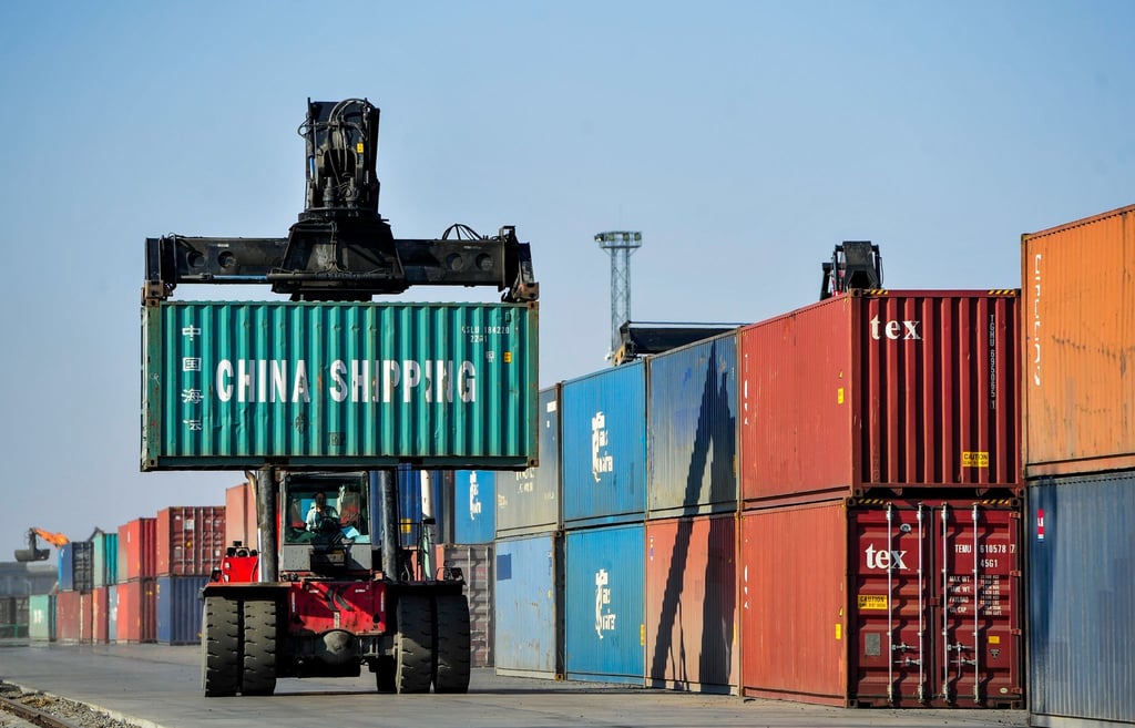Auf einem Terminal in der inneren Mongolei werden Container verladen.