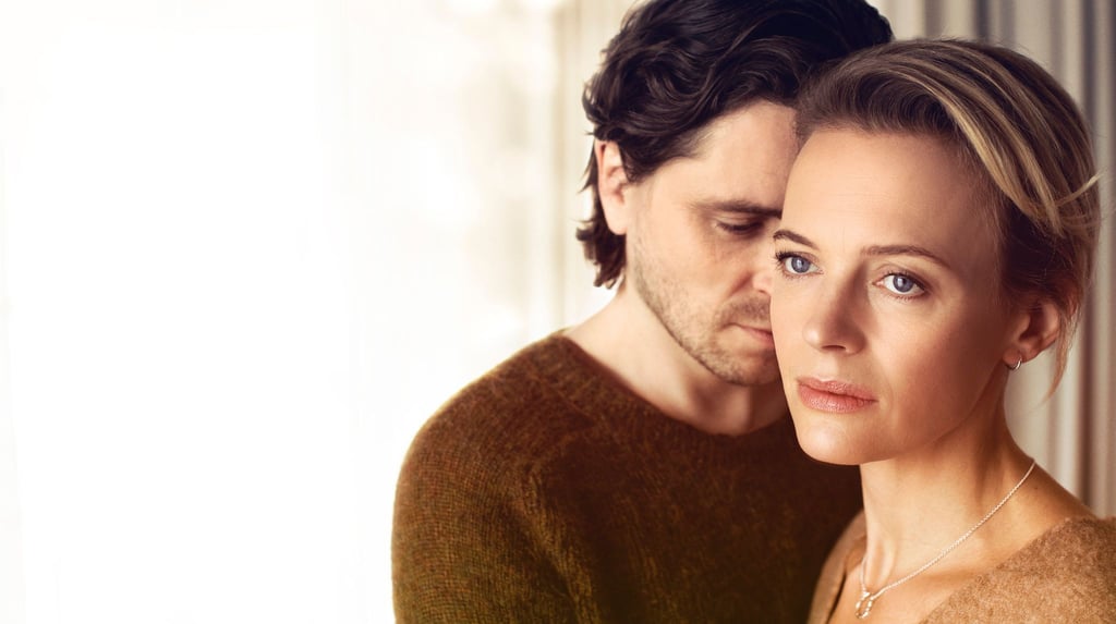 Clara (Josephine Bornebusch) und Peter (Sverrir Gudnason) in einer Szene aus „Einfach Liebe - Onlinedates und Neuanfänge“.