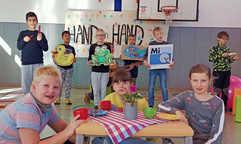 Dass man mit vollem Mund nicht spricht, thematisierten die Kinder in einem lustigen Lied, in dem die Familie Rund die Hauptrolle spielte. Alle Familienmitglieder hatten diese Grundregel noch nicht verinnerlicht. Das sorgte für Heiterkeit.