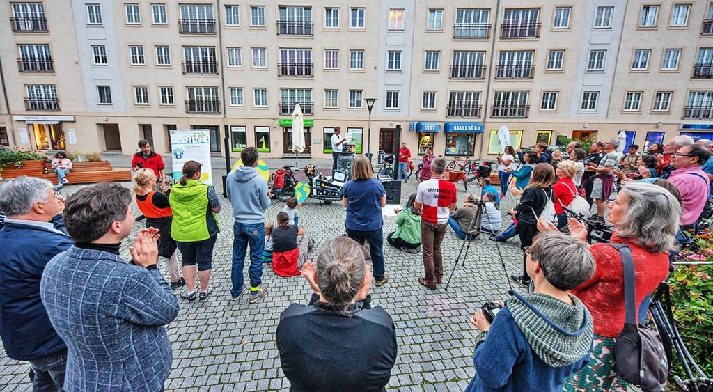 Klimaschutz-Aktivist Michael Bilharz wird nach seiner 7.000 Kilometer langen Sommertour durch Deutschland auf dem Dessauer Markt begrüßt.
