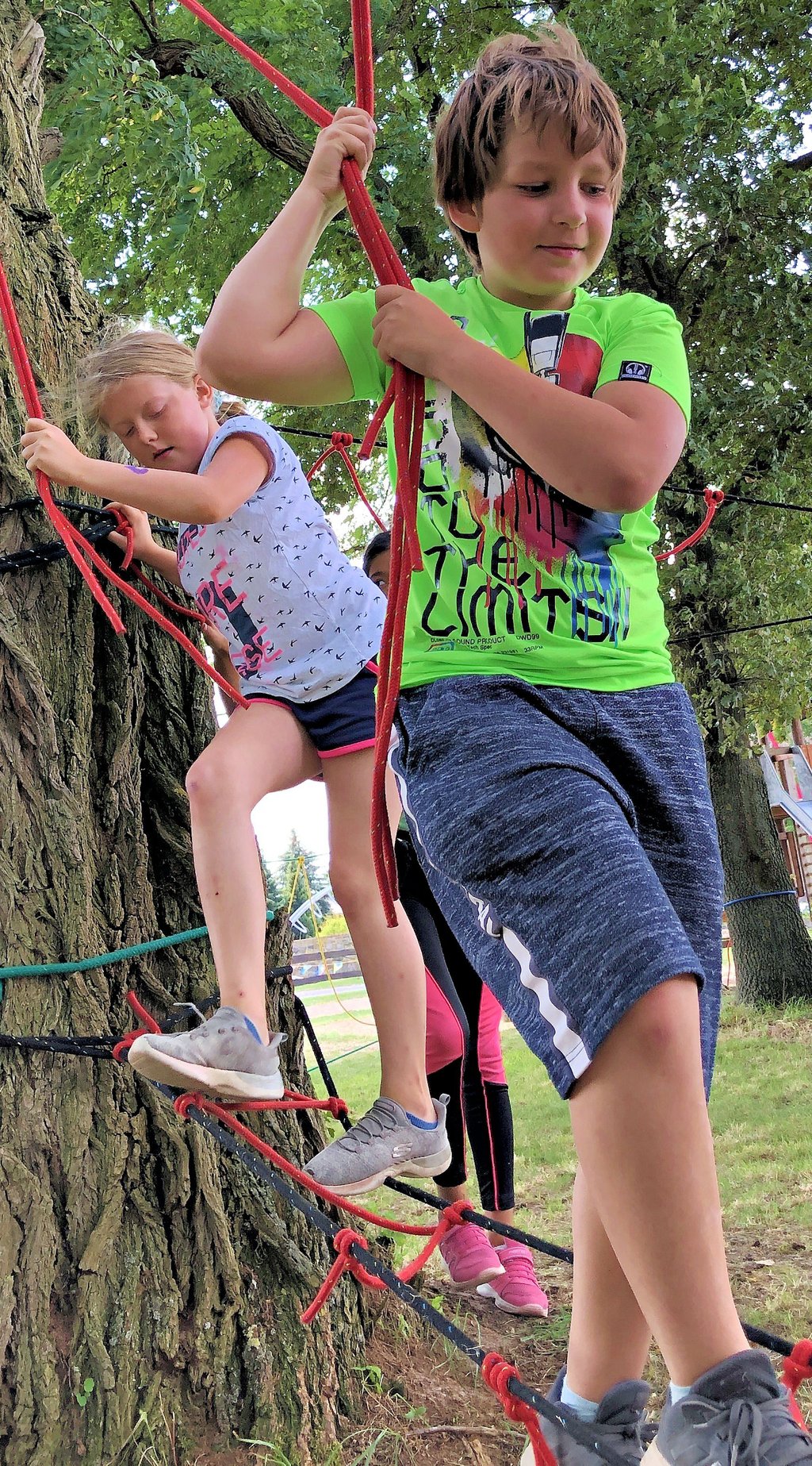 Der mobile Niedrigseilgarten ist viel im Einsatz – wie hier beim Spielefest in Langensalzwedel.