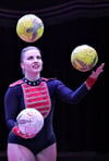 Madame Celine jongliert ebenso anmutig wie gekonnt mit Bällen, Ringen und Keulen. 