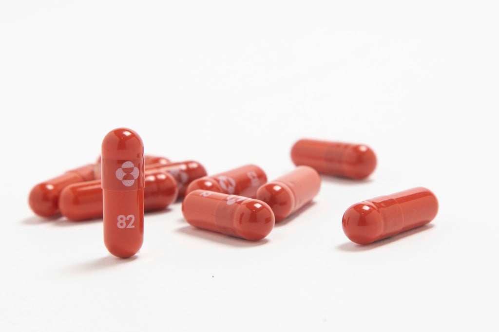 Das neue Corona-Medikament des US-Pharmakonzerns Merck reduziert bei Risiko-Patienten einer klinischen Studie zufolge deutlich die Wahrscheinlichkeit sehr schwerer Verläufe.