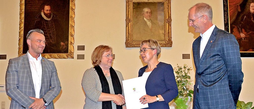 Kerstin Görner (2.v.r.) erhält im Beisein von Landrat Andy Grabner (l.) und Bürgermeister Andreas Dittmann die Ernennungsurkunde von Gabriele Duckstein vom Landesschulamt.