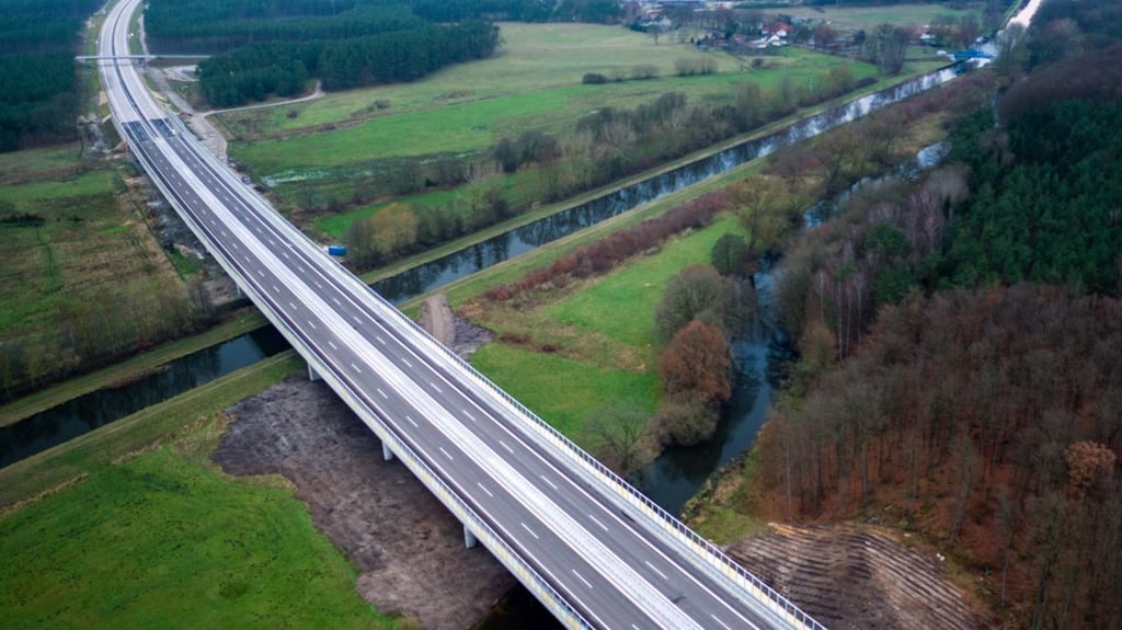 Die A14 mit der Autobahnbrücke über die Elde bei Grabow (Mecklenburg-Vorpommern).