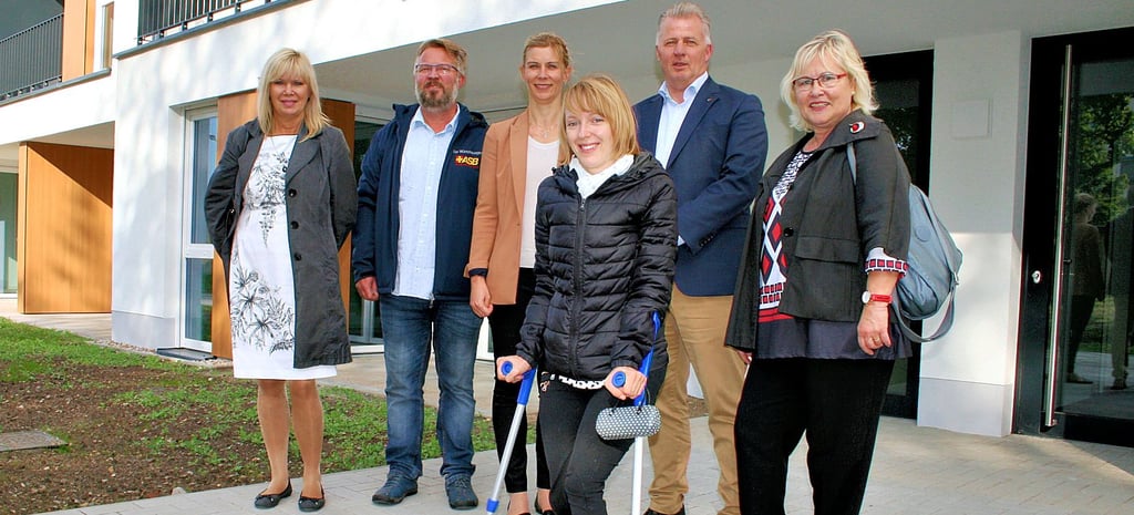 Beigeordnete Simone Borris, Oliver Müller und Antje Ruddat vom ASB sowie Wobau-Chef Peter Lackner, Dagmar Brüning vom Seniorenbeirat und Behindertenbeauftragte Tanja Pasewald besichtigten das fertiggstellte Gebäude.
