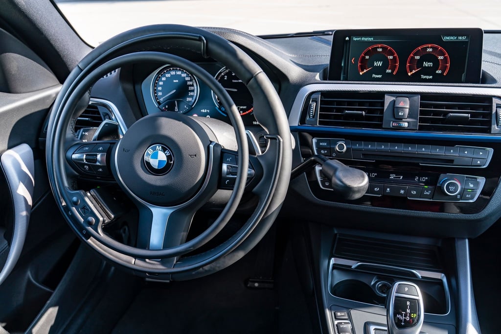 Dirigieren mit den Händen: Tina Schmidt-Kiendl bedient ihren BMW mit einem zusätzlichen Ring fürs Gas und einem Hebel für die Bremse.