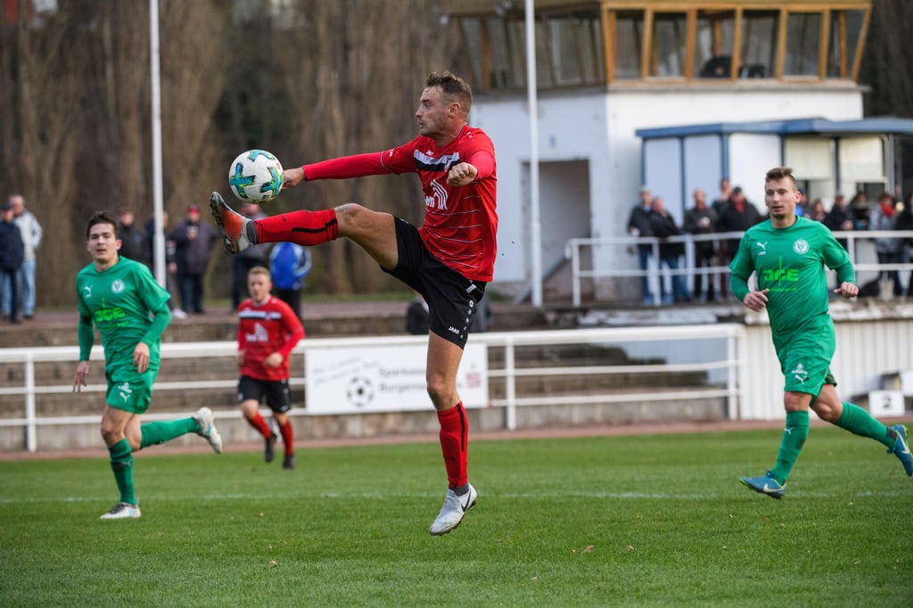 Stefan Schulze, hier noch für das Landesliga-Team des SC Naumburg am Ball, hat die achte Runde des Tippspiels unserer Zeitung gewonnen.