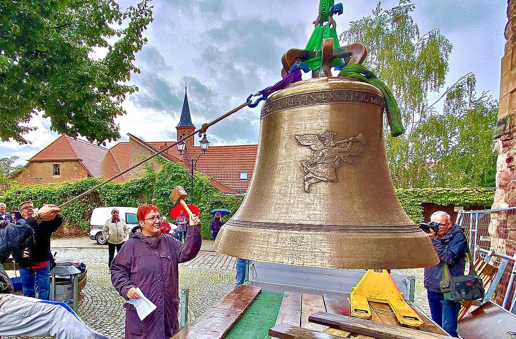 Im August wurde die neue Glocke nach oben gezogen.