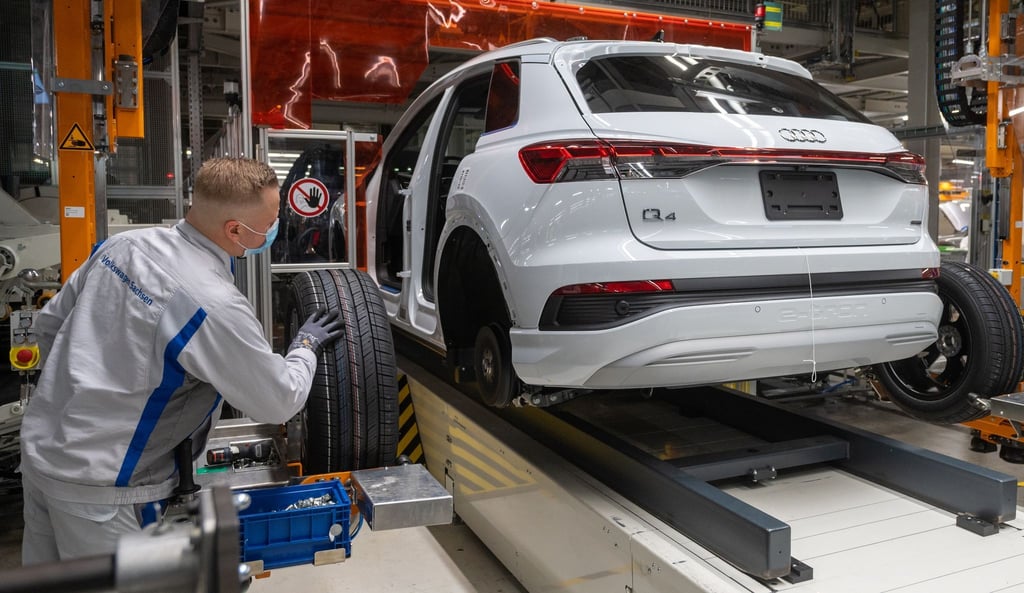 Ein Mitarbeiter im Volkswagen-Werk in Zwickau montiert einen Audi Q4 e-tron.