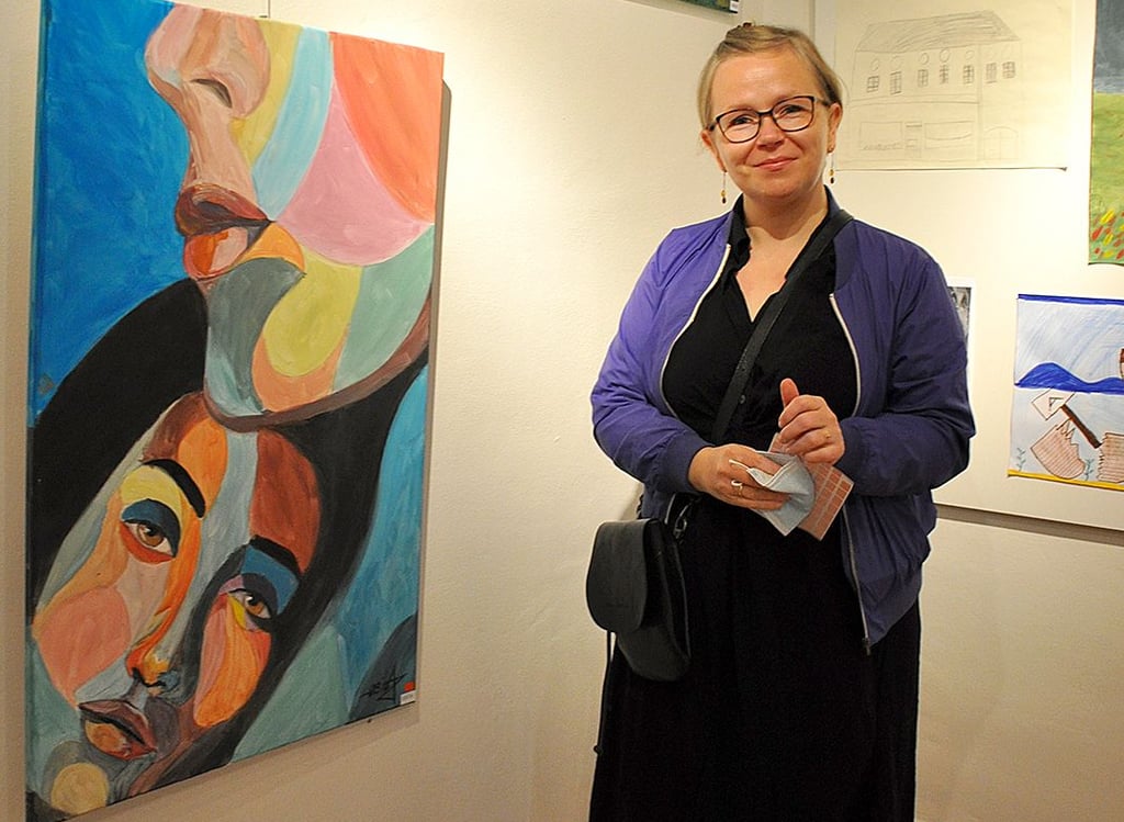 Magdalena Lohse freut sich über die gelungene Ausstellung. „Wenn ein Kind malt oder zeichnet, verarbeitet es Gefühle und Ereignisse. Gleichzeitig schult es Phantasie und Kreativität.“