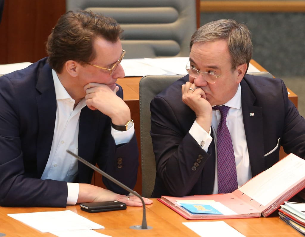 Armin Laschet empfiehlt NRW-Verkehrsminister Hendrik Wüst (l) als seinen Nachfolger im Amt des Ministerpräsidenten.