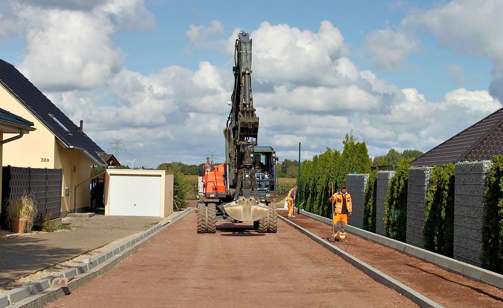 Noch wird kräftig gebaut, doch der Name steht jetzt fest: Die Straße im künftigen Wohngebiet in Ebendorf wird „Mistelbacher Weg“ heißen.