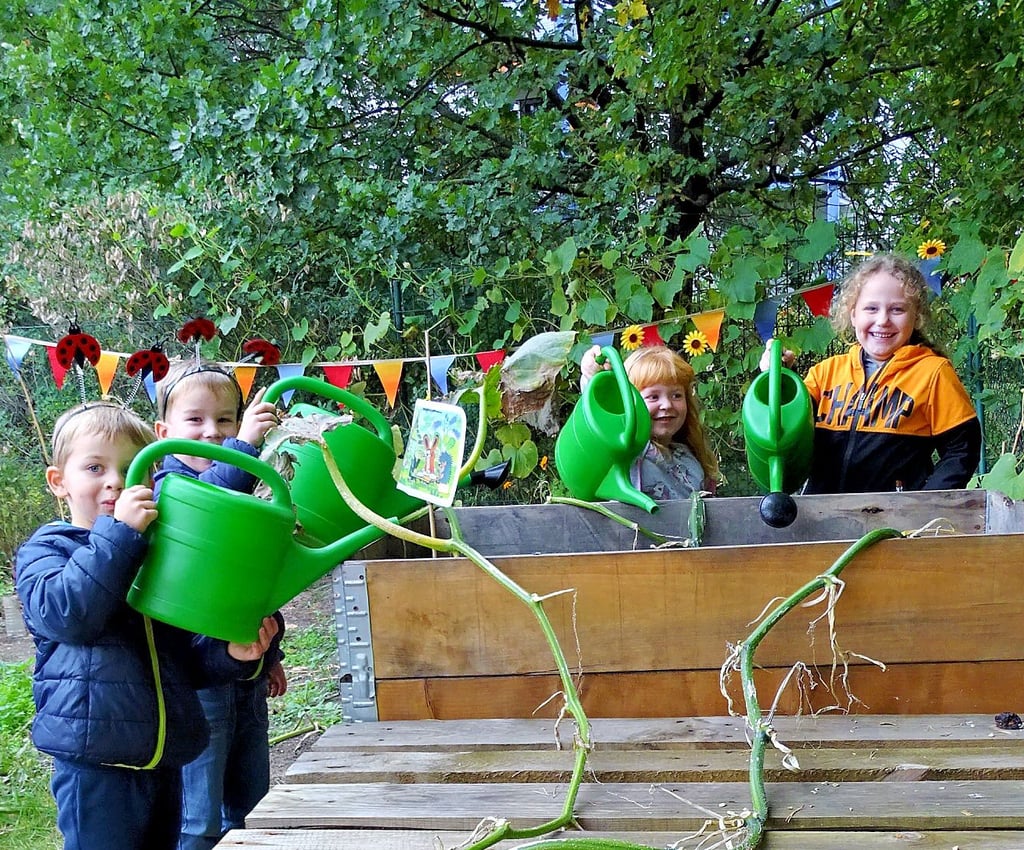 Dank guter Pflege durch die Kinder hat der Riesenkürbis einen Umfang von 1,84 Meter erreicht.
