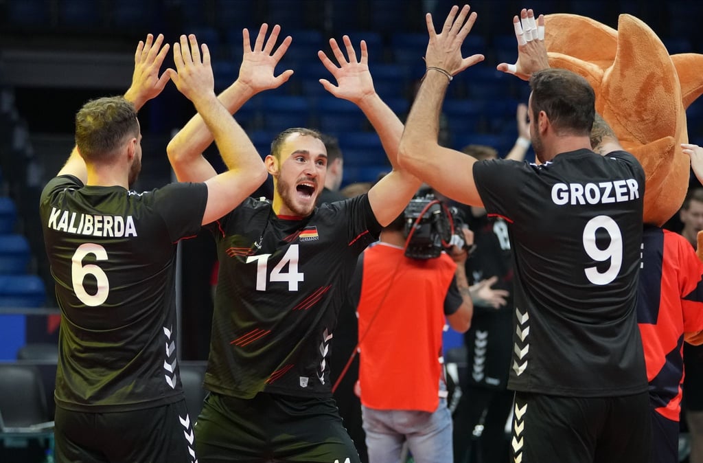 Die deutschen Volleyballer um Georg Grozer (r) erwischten eine schwere WM-Vorrundengruppe.