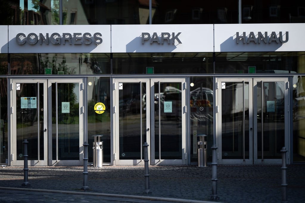 Eingänge zum Congress Park Hanau. Wegen des Vorwurfs der Beleidigung in drei Fällen muss sich am 06. Oktober der Vater des Hanauer Attentäters vor dem Amtsgericht Hanau verantworten.