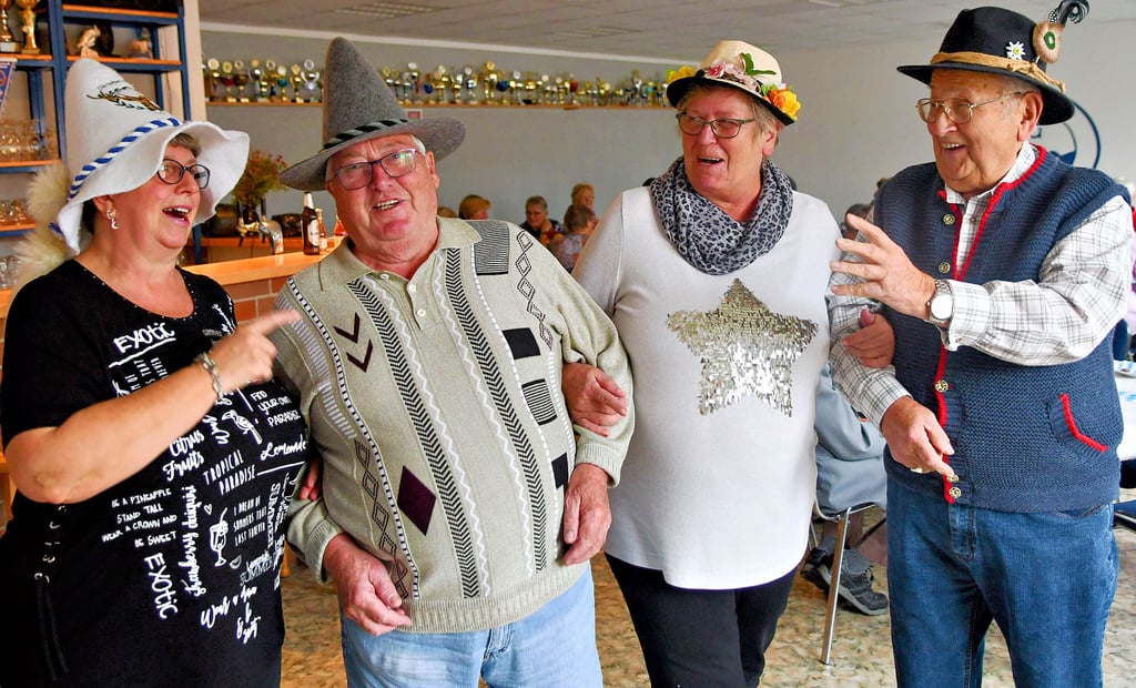 Beim Oktoberfest in Glindenberg kamen auch einige Senioren mit Hut oder kompletter Tracht.