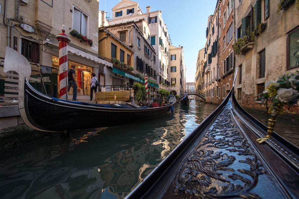 Venedig wird schon lange der baldige Untergang nachgesagt - doch bis heute lockt die Stadt der Kanäle fröhlich Touristen an.
