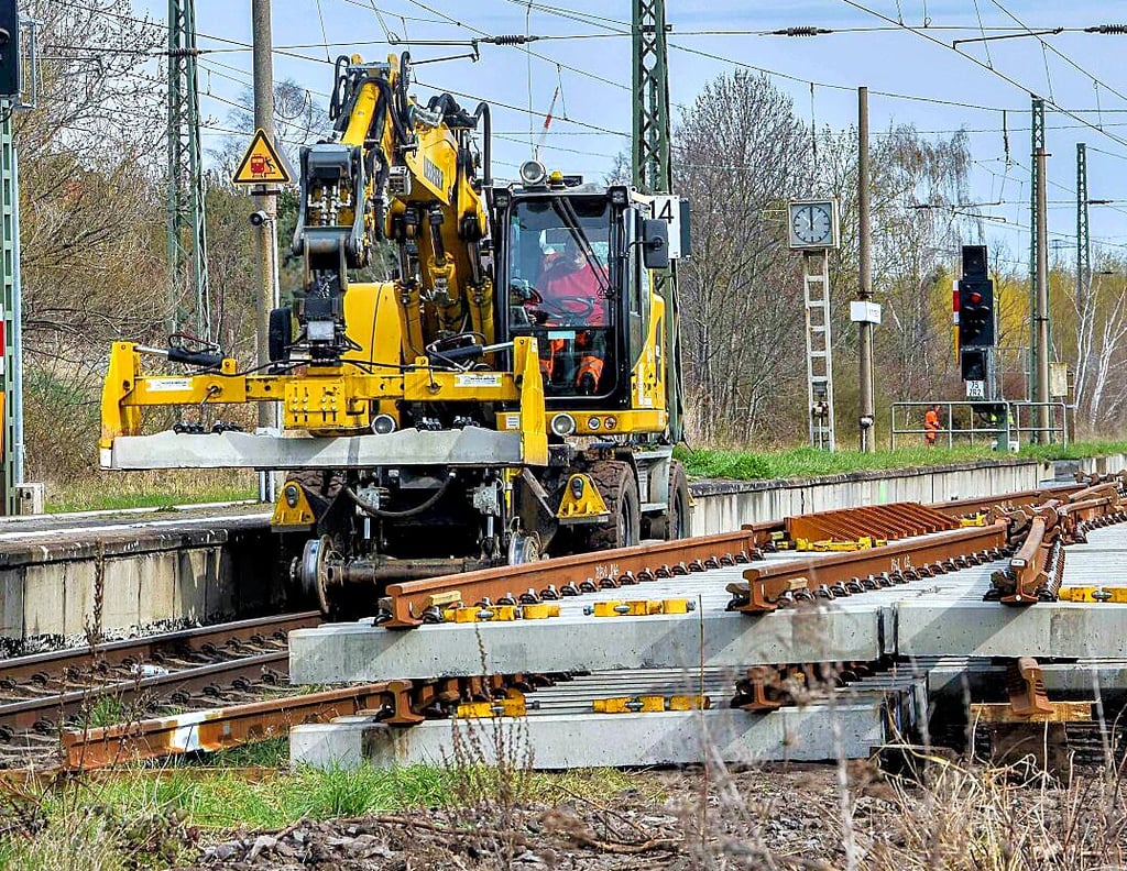 Die Baurbeiten gehen am Bahnhof Wolmirstedt planmäßig voran. Ende 2022 will die Deutsche Bahn fertig sein.