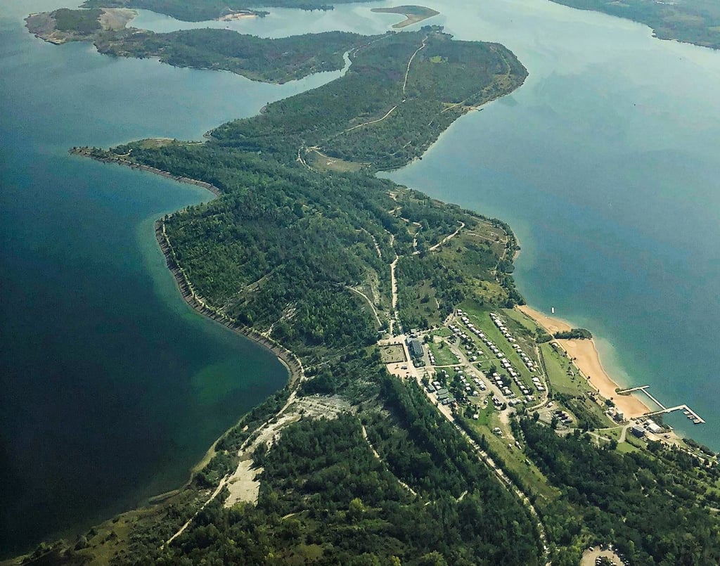 Die teils unter Naturschutz stehende Halbinsel teilt den Geiseltalsee in den freigegebenen Südteil (rechts) und den gesperrten Nordteil.