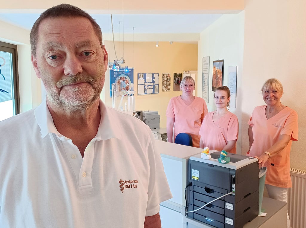 Volker Huß mit seinem Team in der Hausarztpraxis in Meitzendorf: Nach mehr als 30 Jahren will der 62-Jährige die Praxis abgeben, die Suche nach einem Nachfolger dauerte Jahre.