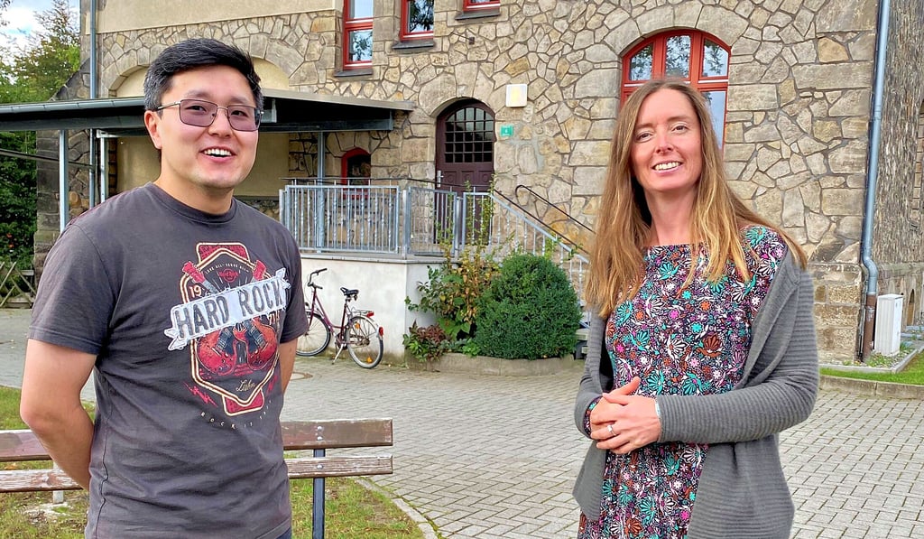 Oda Schilling im Gespräch mit einem Kasachen im Freiwilligendienst, der Menschen mit Behinderungen betreut.