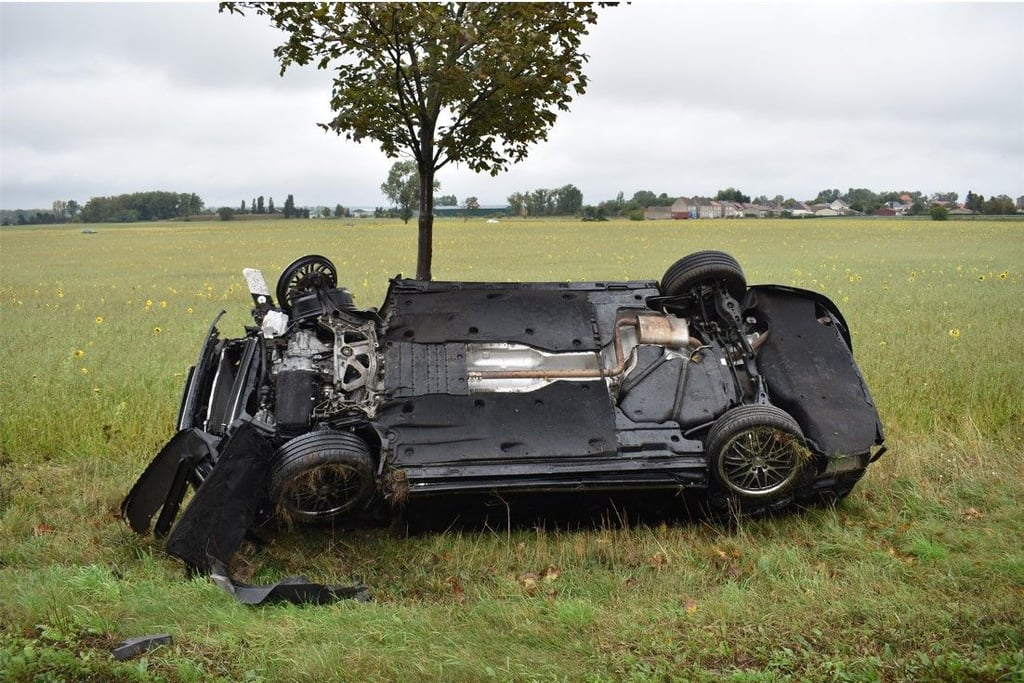 Ein 47-jähriger Autofahrer hat sich am Dienstag (5. Oktober) auf der B71 überschlagen. Als er einen VW Caddy überholen wollte, setzte auch dieses Fahrzeug zum Überholen eines weiteren Fahrzeuges an und scherte nach links aus.