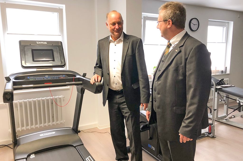 DRK-Kreisgeschäftsführer Thomas Schöneburg (r.) zeigt Landrat Hartmut Handschak das neue Zentrum, zu dem auch ein Geräteraum gehört.