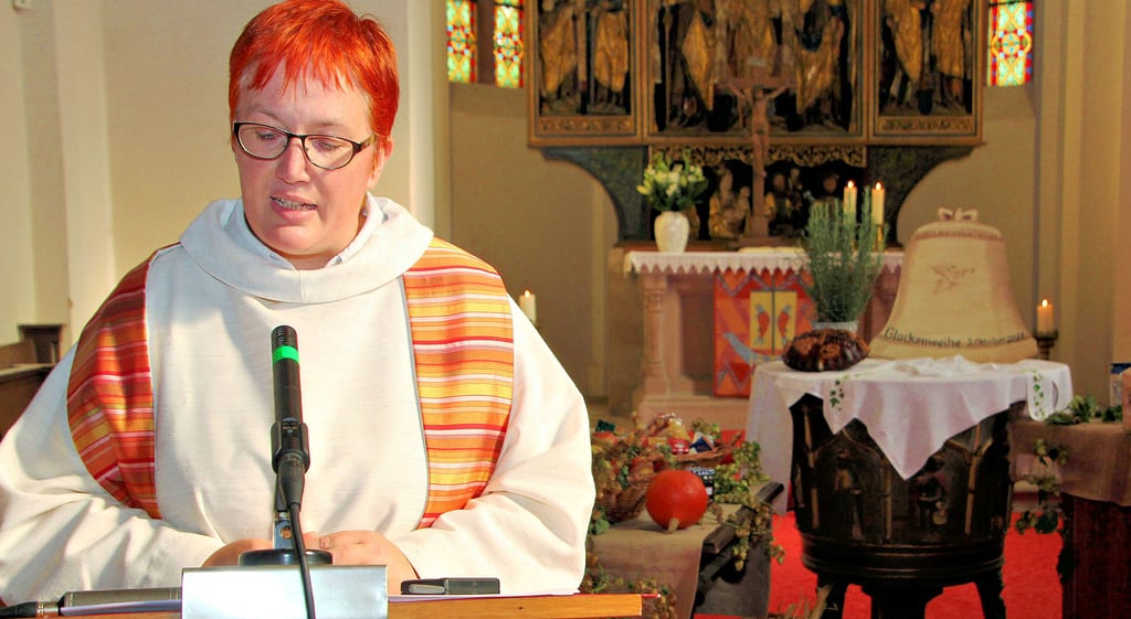 Mit einem Gottesdienst hat Pfarrerin Roswitha Meißner die jüngste Glocke offiziell in Dienst genommen.