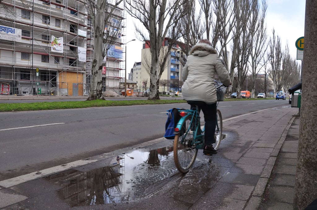 Radfahrerin an der Erzbergerstraße in Magdeburg, hier ein Archivbild. Die Polizei kontrollierte am Dienstag zahlreiche Radfahrer und achtete dabei besonders auf funktionierende Beleuchtung, die jetzt mit Beginn der dunklen Jahreszeit immer wichtiger wird.
