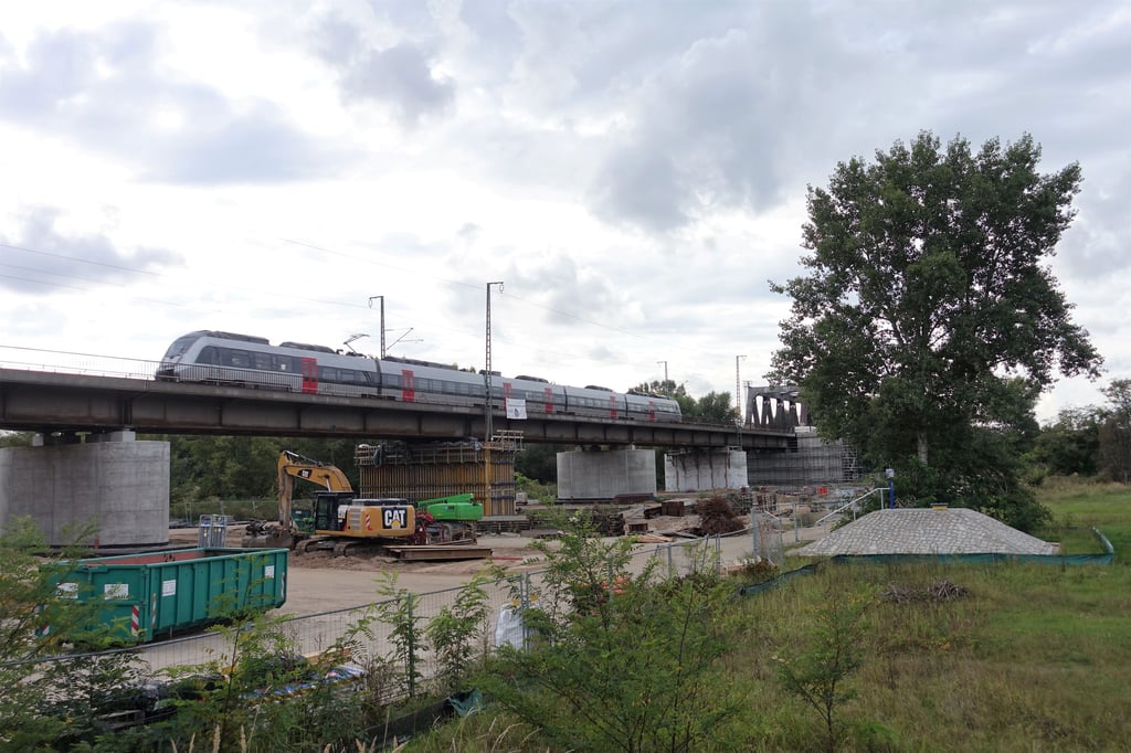 Die Elbbrücke zwischen Magdeburg-Neustadt und Magdeburg-Herrenkrug ist ab Sonnabend wieder auf beiden Gleisen befahrbar.