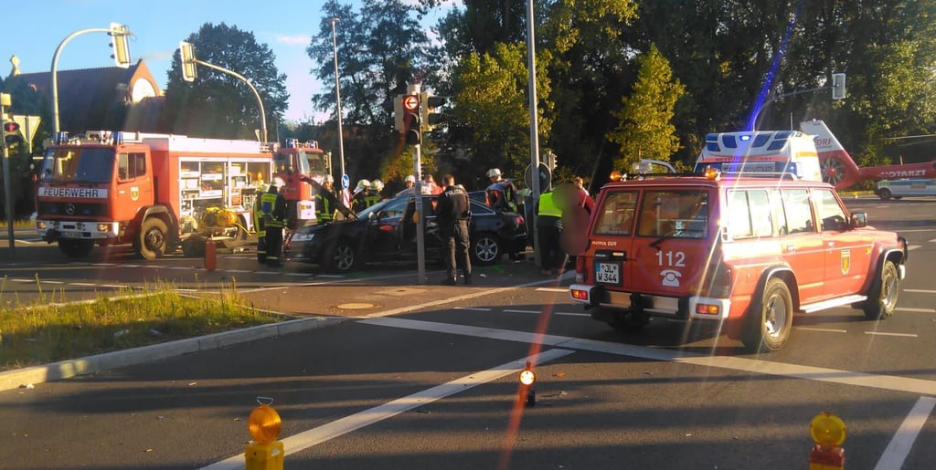 Einsatz von Feuerwehr, Polizei und Notarzt nach einem Unfall an der Genthiner Wasserturmkreuzung.