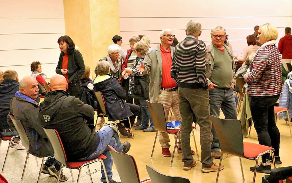 Nach den Erläuterungen der beiden Varianten zum künftigen Sitz der Stadtverwaltung in Annaburg gab es in der Pause im Gemeinschaftshaus reichlich Gesprächsstoff. Anschließend kamen andere Themen zur Sprache, die Prettiner und Einwohner umliegender Orte bewegen.