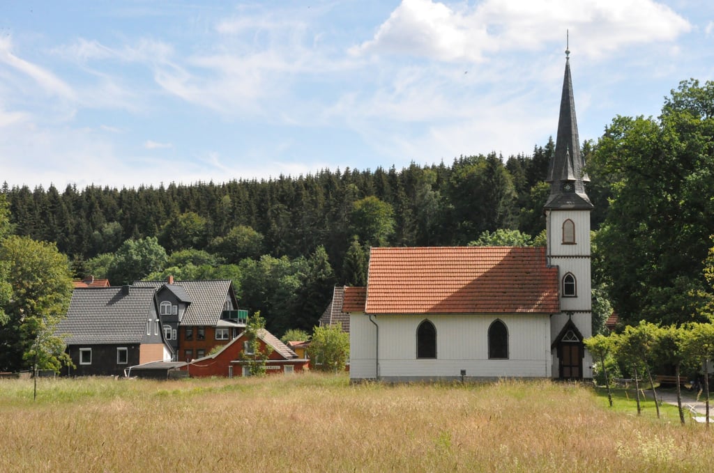 DerFörderverein für die kleinste Holzkirche Deutschlands in Elend feiert rund um die Kirche ein Herbstfest.