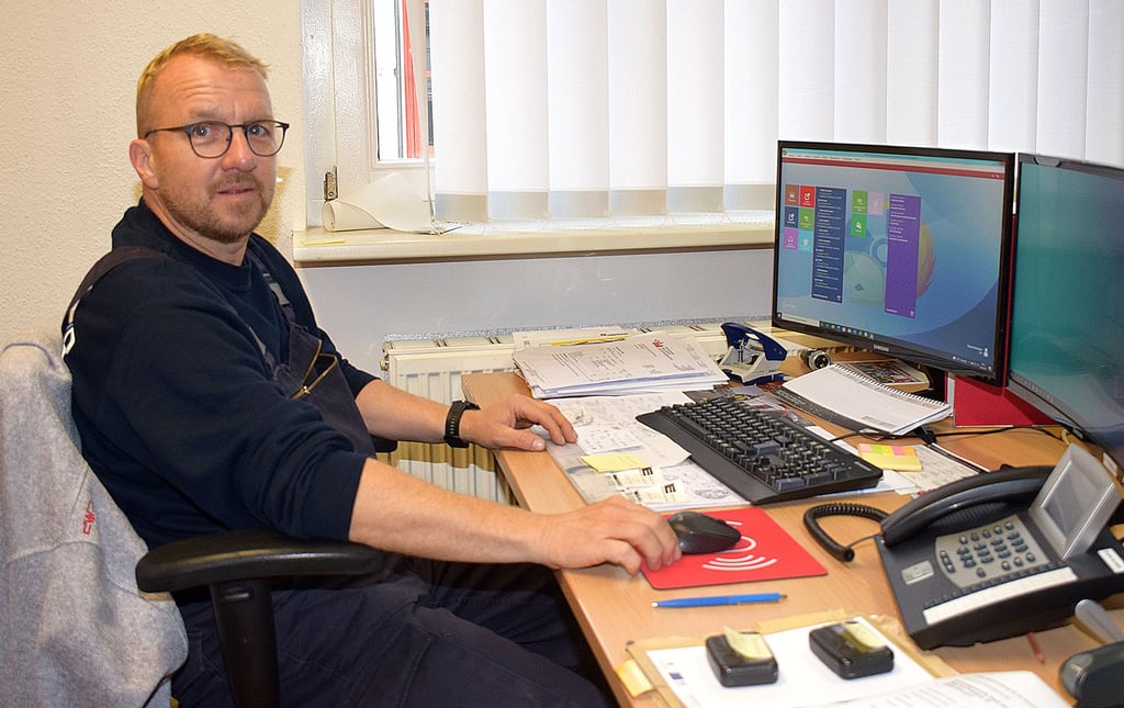 Viel Arbeit am Computer gehört zu Danny Krampers Aufgaben als hauptamtlicher Gerätewart der Einheitsgemeinde Gommern, aber auch praktische Arbeiten erledigt er. Derzeit ist die Gerätewart-Stelle auf zehn Wochenstunden begrenzt. Eine spätere Erhöhung ist wahrscheinlich.