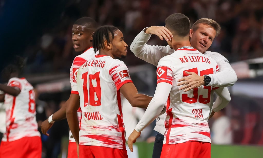 Leipzigs Christopher Nkunku (l), Trainer Jesse Marsch (r) und Torschütze Andre Silva freuen sich über die 1:0-Führung gegen den VfL Bochum.