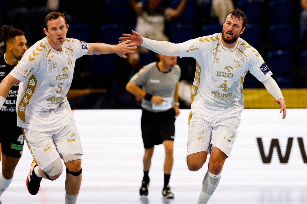 Kiels Sander Sagosen (l) und Domagoj Duvnjak klatschen sich nach einem Tor ab.